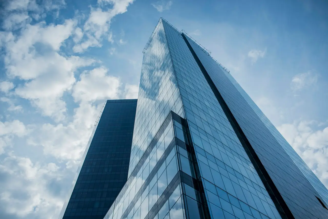 Edifício de arquitetura contemporânea visto de baixo