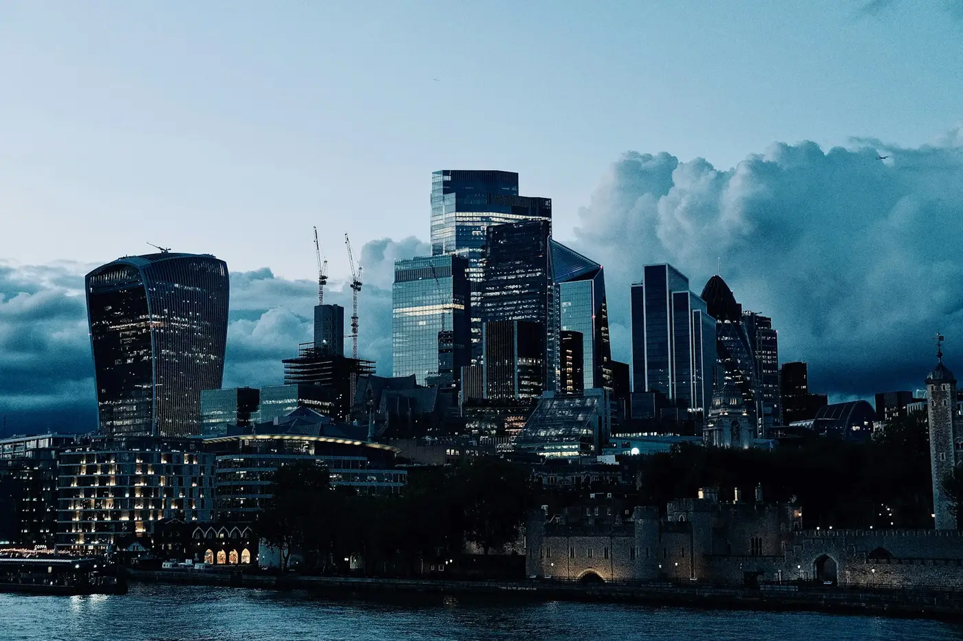 Paisagem urbana moderna com arranha-céus ao entardecer